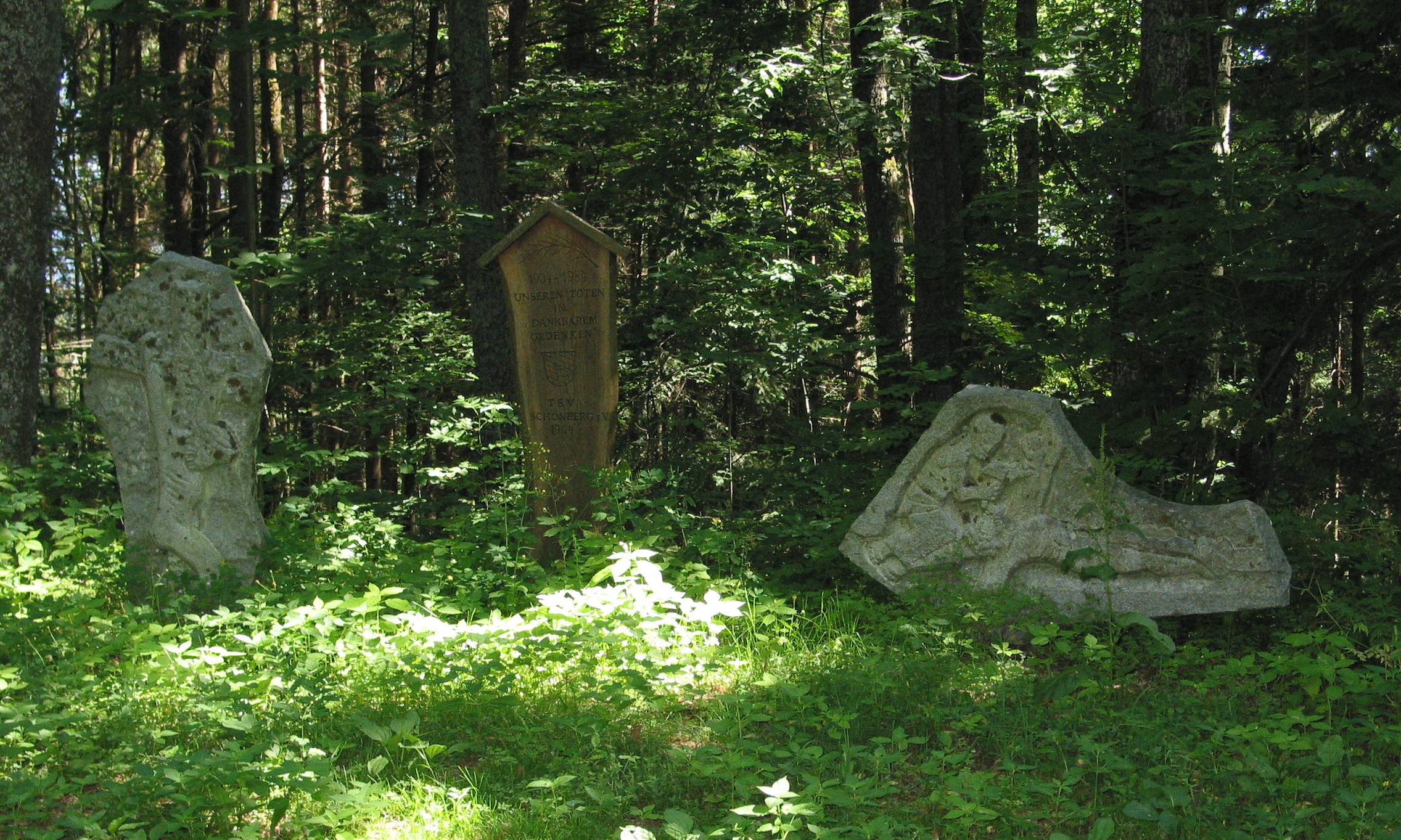 Kreuzweg am Kadernberg im Wald
