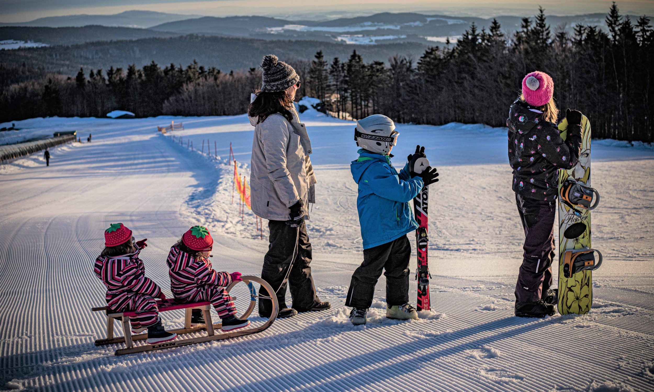 Familie im Skizentrum Mitterdorf