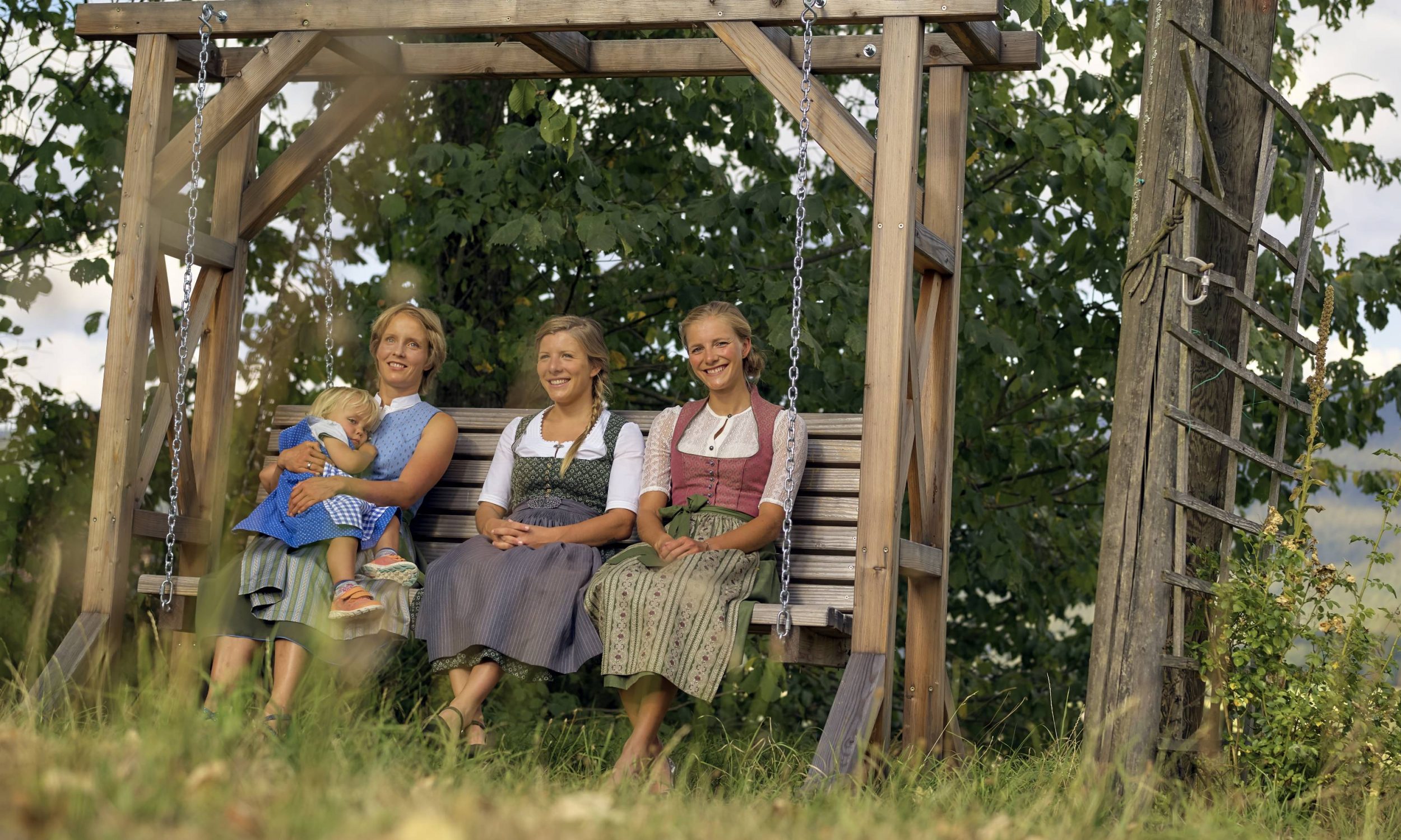 Frauen im Dirndl