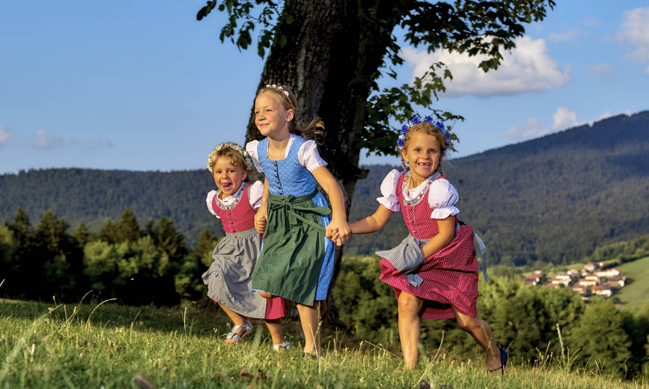 Kinder im Dirndl