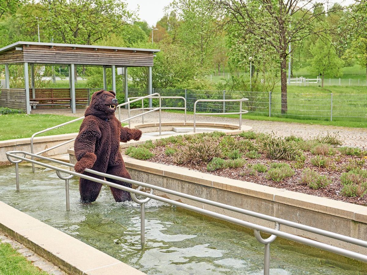 Bärtl beim Kneippen im Kurpark