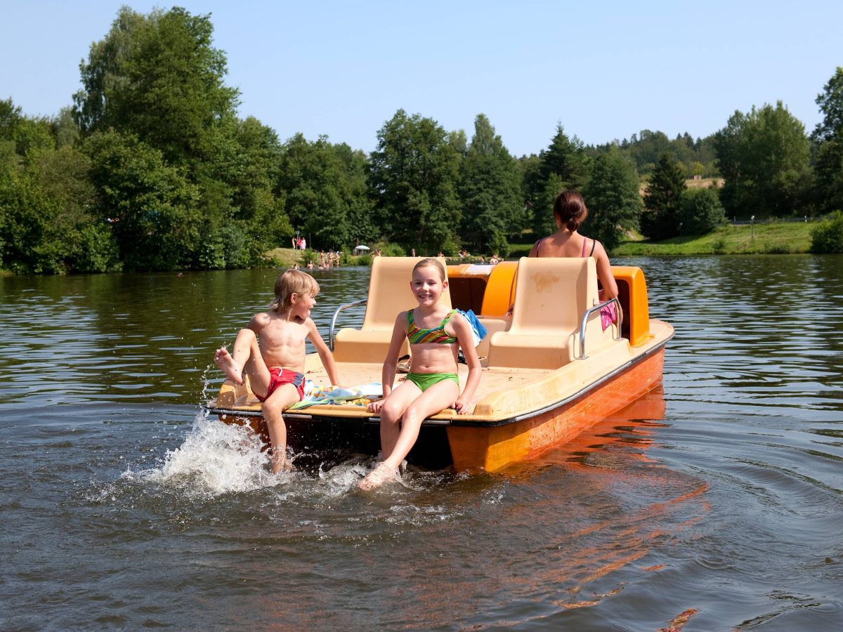 Kinder am Boot Dreiburgensee