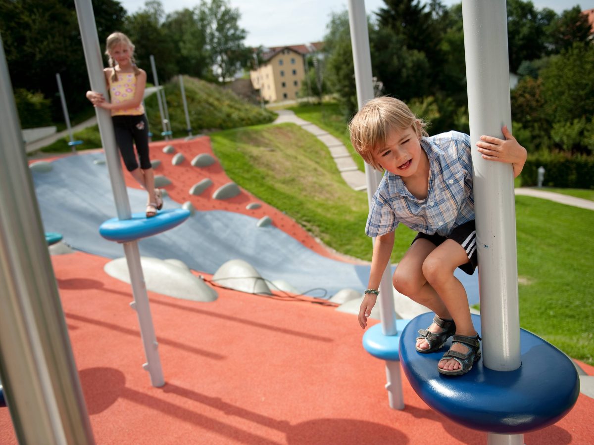 Kinder an der Rutsche am Stadtpark