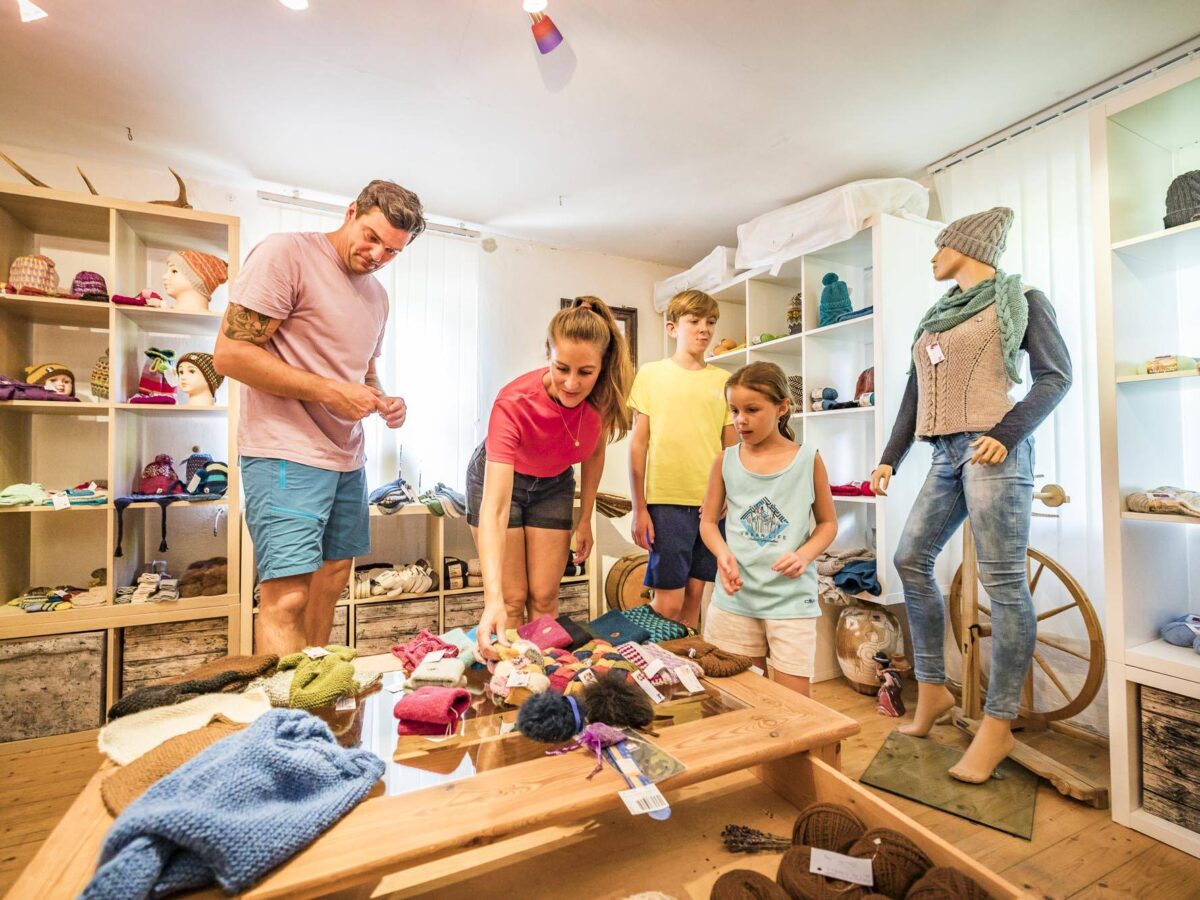 Alpaka-Wanderung im Reschbachthal, Hofladen